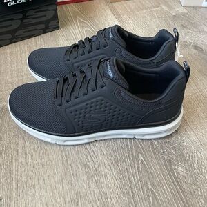 New men’s shoes size 9